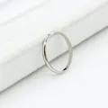 Polierter silberner Minimalist-Ring auf einem weißen geometrischen Schmuckständer - Silber-Einfaches Band (5240)
