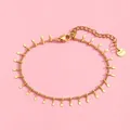 Dettaglio del bracciale in acciaio inossidabile dorato con ciondoli su fondo rosa - Stile Ciondolo a Vanga (SL60009-Oro) / Oro