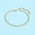 Dettaglio della cavigliera in acciaio dorato con ciondoli rettangolari e chiusura a moschettone - Stile Nappina con Paillettes Rettangolari (JL60008) / Oro