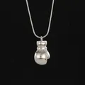 Dettaglio della collana con ciondolo a guantone da boxe argento lucido e catena snake - Guantone da Boxe-Color Acciaio