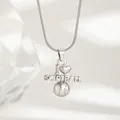 Dettaglio ravvicinato di una collana in acciaio inossidabile argento con pendente Softball - SOFTBALL-Color Acciaio