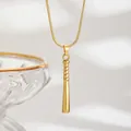 Vista macro di una collana dorata con ciondolo a mazza da baseball e catena a serpente - Mazza da Baseball-Oro