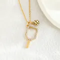 Collana dorata con ciondolo a racchetta da pickleball e palla con strass scintillanti - Stile Racchetta Traforata e Pallina / Cavo Oro