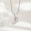 Dettaglio di un ciondolo football americano argento con texture e catena a serpente - Rugby-Argento