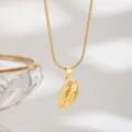 Dettaglio del ciondolo da rugby dorato su catena snake con finitura strutturata - Football Americano - Oro