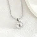 Vista macro di una collana con ciondolo a pallavolo d'argento con trama di palla e catena snake - Pallavolo-Color Acciaio