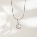 Dettaglio macro del ciondolo calcio 3D con collana a catena a serpente in acciaio lucido - Calcio-Argento