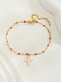 Dettaglio di bracciale dorato con perline rosa e croce in smalto su sfondo bianco - Stile Pendente Verticale / Rosa (Stile 1)