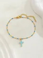 Dettaglio del braccialetto in oro con perline blu e ciondolo a croce in smalto blu - Stile Pendente Verticale / Azzurro (Stile 1)