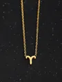Gros plan du collier pendentif signe Bélier doré sur fond noir effet ciel étoilé - Bélier (Bélier-Or)