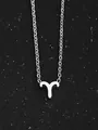 Gros plan du collier signe du zodiaque Bélier argenté sur fond effet ciel étoilé nocturne - Bélier (Bélier-Argent)