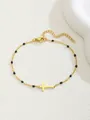 Vue détaillée du bracelet en chaîne dorée avec perles noires et breloque croix sur pierre - Style Croix Horizontale / Noir (Style 2)