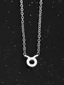 Détail du collier avec pendentif signe du zodiaque Taureau argenté sur fond noir étoilé élégant - Taureau (Taureau-Argent)