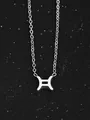 Gros plan d'un pendentif signe Gémeaux argenté sur une chaîne fine et fond étoilé - Gémeaux (Gémeaux-Argent)