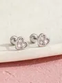 Vista macro di orecchini a cuore in argento con tre zirconi e chiusura a sfera - Cuore di Strass