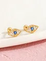 Dettaglio degli orecchini occhio del diavolo dorati con zircone blu e chiusura a vite - Malocchio