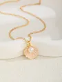 Dettaglio della collana d'oro con pendente a conchiglia in smalto rosa e perla bianca - Conchiglia-Rosa