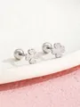 Dettaglio degli orecchini a quadrifoglio in argento con strass e chiusura a vite di sicurezza - Quadrifoglio