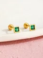 Dettaglio di orecchini dorati con pietre preziose verdi quadrate su fondo rosa - Zircone Verde Quadrato