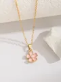Détail d'un collier avec pendentif fleur rose, perle centrale et chaîne dorée fine - Fleur de Pêcher