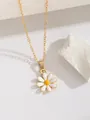 Détail macro du pendentif fleur marguerite blanche avec centre jaune et chaîne dorée - Chrysanthème