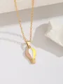 Détail d'un pendentif montgolfière dorée avec émail rose et blanc sur une chaîne fine - Montgolfière