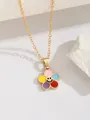 Détail du collier doré avec un pendentif fleur souriante coloré en émail brillant - Tournesol