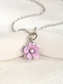 Dettaglio macro della collana con ciondolo a fiore lavanda e zirconia centrale - Fiore - Viola
