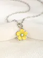 Dettaglio macro del ciondolo a fiore giallo con bordi argentati e cristallo centrale - Fiore - Giallo