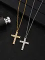 Primer plano del colgante de cruz brillante con cristales en acabado oro y plata - Cruz de Zirconia / Dorado