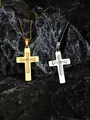 Primer plano de colgantes de cruz de oro y plata con diamante sobre piedra negra - Cruz de Doble Capa / Dorado
