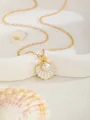 Collana a conchiglia dorata con perla bianca su un elegante espositore a onde sottili - Conchiglia - Bianco