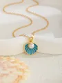 Collana dorata con ciondolo a conchiglia in smalto blu e perla in stile marino - Conchiglia Blu Scuro