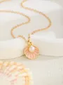 Collana dorata con ciondolo a conchiglia in smalto rosa e perla su base bianca - Conchiglia Rosa Scuro