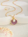 Collier en chaîne dorée avec un pendentif coquillage violet orné d'une perle blanche - Coquillage-Violet