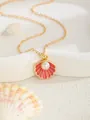 Collier doré avec pendentif coquillage rouge et perle sur un support ondulé élégant - Coquillage Rouge