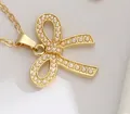 Élégant collier pendentif nœud doré avec perles blanches sur fine chaîne dorée - Nœud