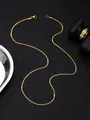 Primer plano de cadena de serpiente dorada con cierre de langosta en fondo oscuro elegante - Cadena de Serpiente Dorada (5528741536536) / Dorado