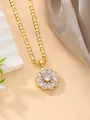 Detalle del collar con colgante de flor dorada, circonitas claras y cadena tipo Figaro - Flor de Zirconia de Ocho Pétalos (21)