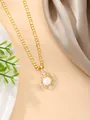 Primer plano de colgante gota de oro con perla blanca y cristales sobre tela de raso - Perla de Filigrana en Lágrima (23)