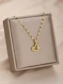 Elegante collar de corazón dorado con rosa 3D y cristal brillante sobre caja de piel fina - Corazón con Rosa Incrustada (4)