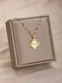 Collar dorado con colgante de huellas de bebé y grabado Happy en una caja de joyería - Disco Conmemorativo Huella Mano Pie (6)