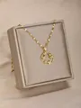 Collar dorado con colgante de mariposa y circonitas sobre caja de regalo de satén champán - Mariposas en un Círculo (10)