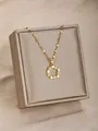 Collar dorado multielemento con dijes de corazón y circonitas en cadena plana texturizada - Corazón y Círculo de Zirconia (12)