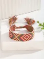 Detalle de una pulsera tejida bohemia con coloridos patrones geométricos de diamantes - Estilo de Rombo Geométrico Multicolor (20)