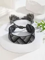 Detalle de pulsera tejida geométrica con borlas y cierre ajustable en colores gris y blanco - Estilo de Onda Geométrica Negro Gris Blanco (21)