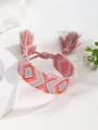 Detalle de una colorida pulsera de la amistad tejida con pompones y patrones geométricos - Estilo Geométrico de Rombo Multicolor (23)