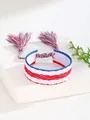 Detalle de pulsera trenzada de la amistad roja blanca azul con borlas en un soporte - Estilo de Borlas Entrelazadas Rojo Blanco Azul (24)