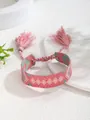 Detalle del bordado de la pulsera de la amistad tejida a mano en rosa y azul con borlas - Estilo Geométrico de Rombo Rosa Azul Blanco (25)