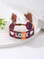 Primer plano de pulsera tejida bohemia con bordado LOVE y patrón de rayas coloridas - Estilo Bordado LOVE de Rayas Multicolores (30)